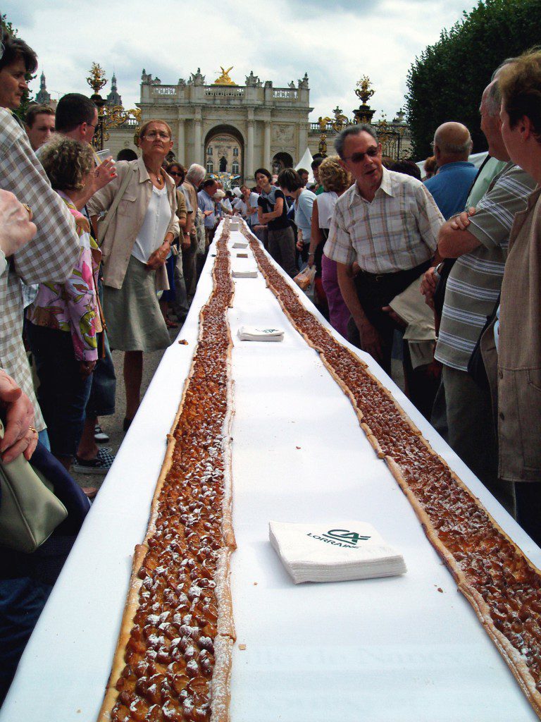 Record du monde de la tarte aux mirabelles © CapnPrep - licence [CC BY-SA 2.5] from Wikimedia Commons