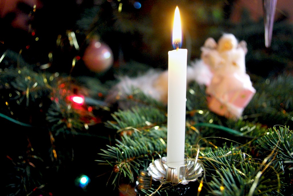 Le roi des Pays-Bas allume les vraies bougies de son sapin de Noël
