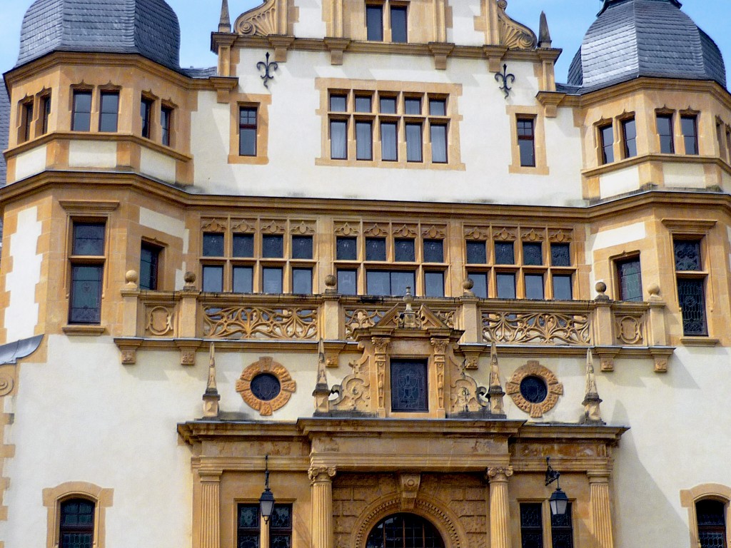La façade principale magnifiquement ornée du Palais du Gouverneur © French Moments