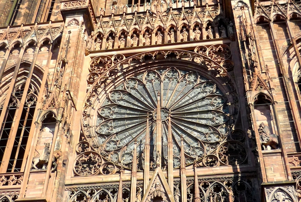 Les églises d'Alsace : la façade de la cathédrale de Strasbourg © French Moments