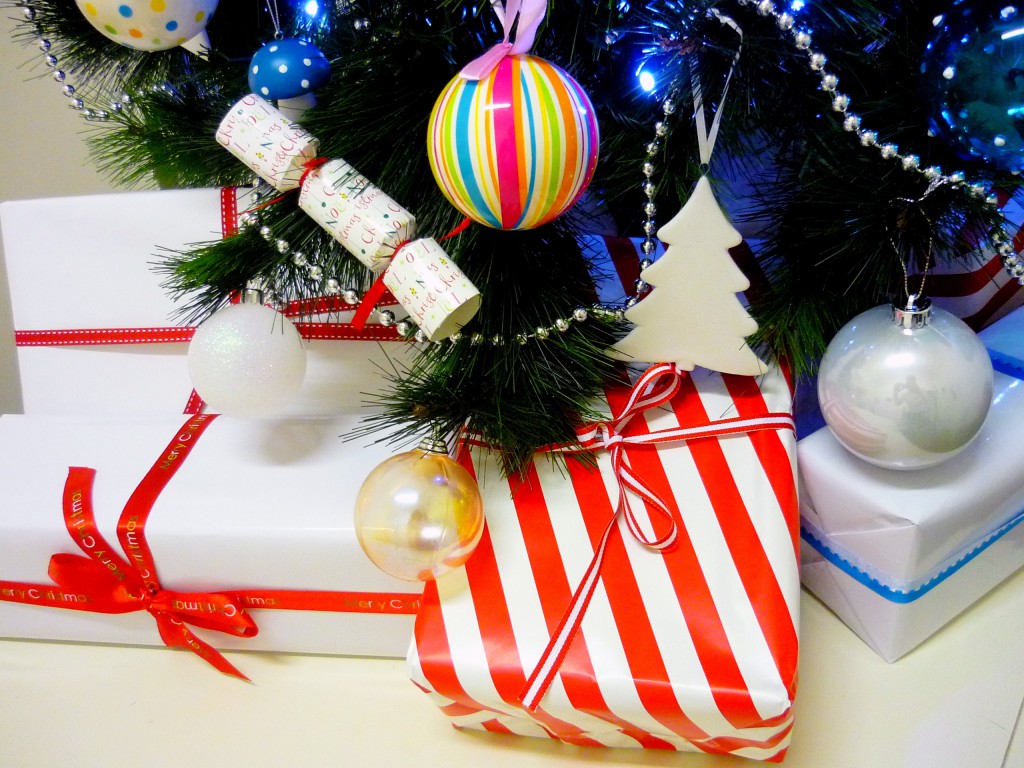 Famille Du Nouvel an Avec Cadeau De Noël Présent Devant Le Sapin