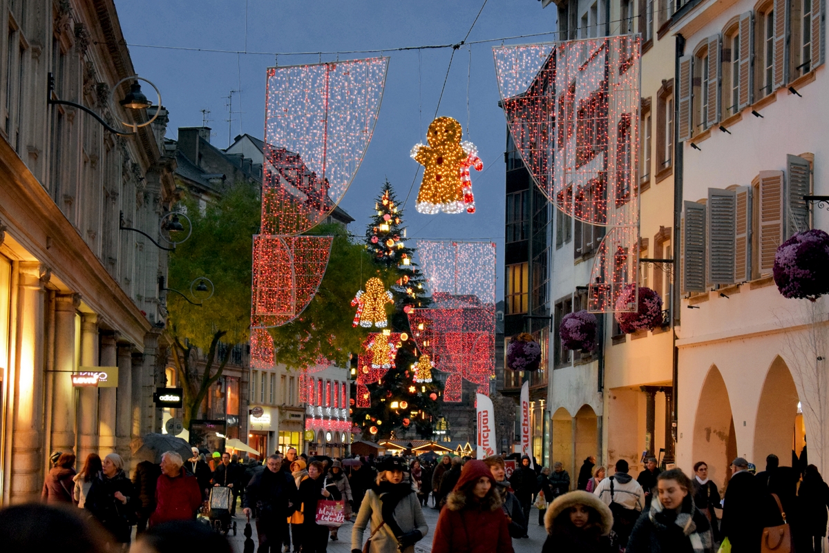 Les illuminations de Noël de la rue des Grandes Arcades © French Moments