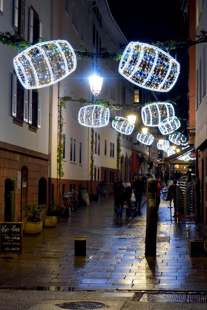 La rue des Tonneliers et ses tonneaux lumineux ! © French Moments