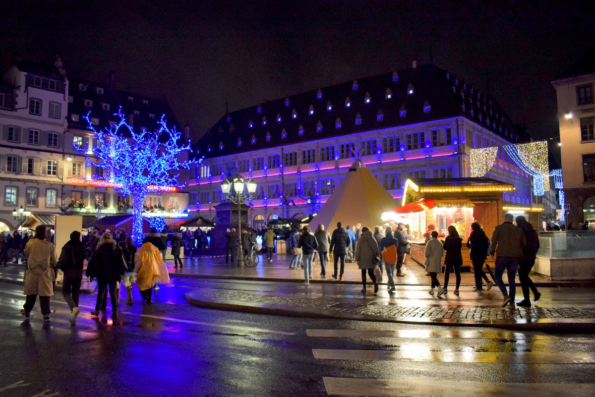Marché de Noël à Strasbourg : la place Gutenberg © French Moments