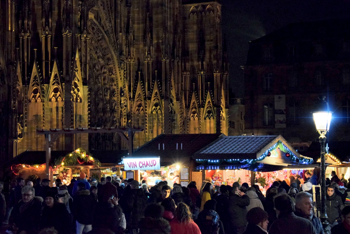 Le marché de Noël sur la place de la cathédrale à Strasbourg © French Moments