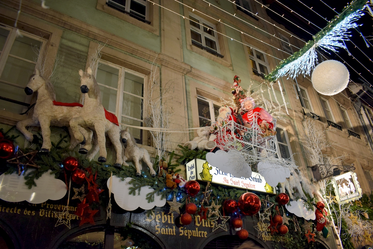 Le Père et la Mère Noël, rue des Orfèvres à Strasbourg © French Moments