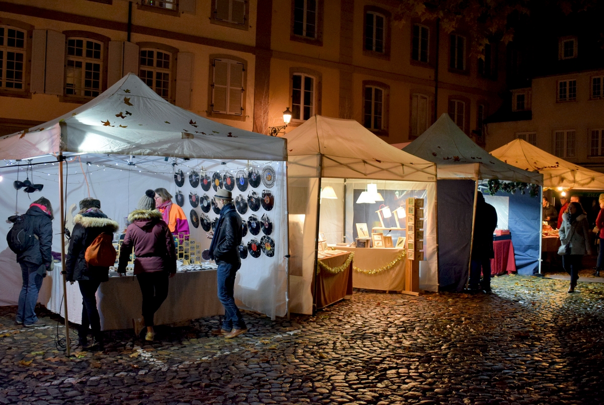 Le petit marché de Noël des artisans sur la place du Marché Neuf © French Moments