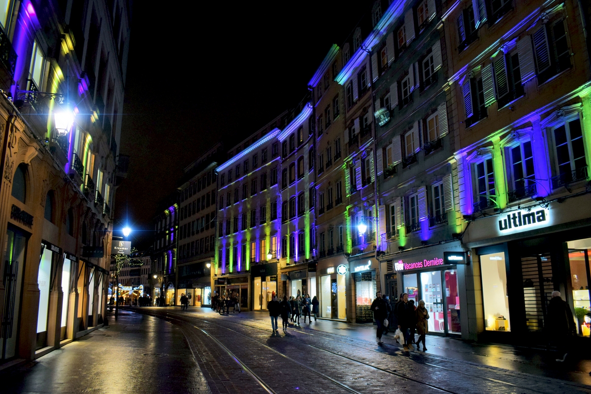Les façades illuminées de la rue de la Mésange © French Moments