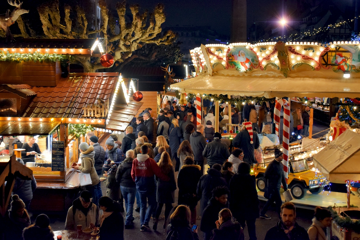 Le Christkindelsmärik sur la place Broglie © French Moments