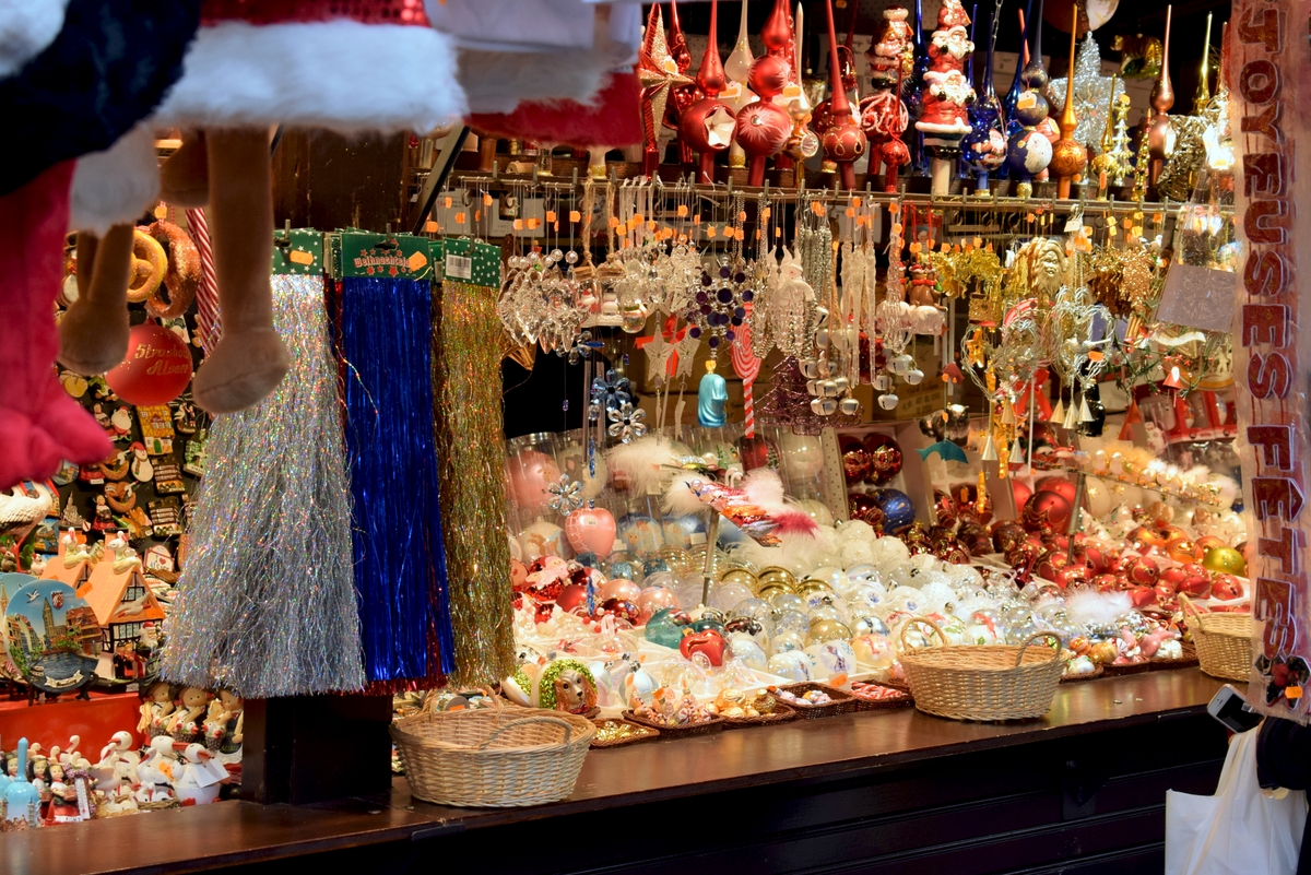 Décorations de Noël au marché de Noël de Strasbourg (Christkindelsmärik) © French Moments