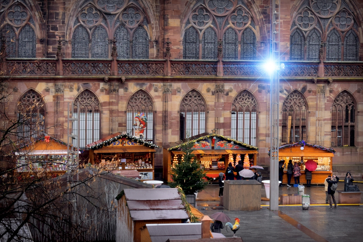 Le marché de Noël, place du château, Strasbourg © French Moments
