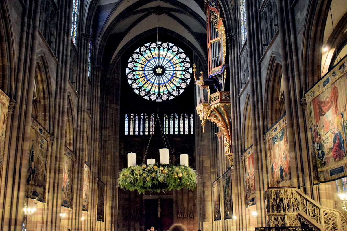 La nef de la cathédrale de Strasbourg et sa couronne de l'Avent © French Moments