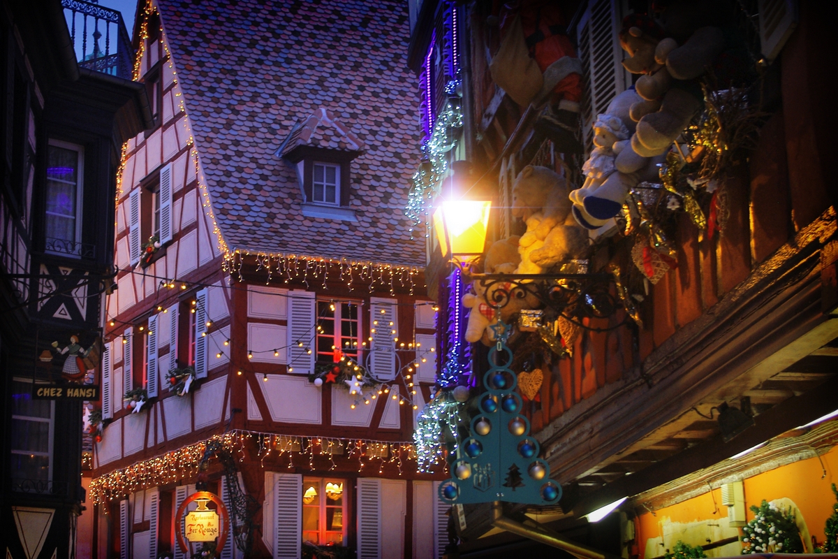 Illuminations et décorations de Noël, rue des Marchands, Colmar © French Moments