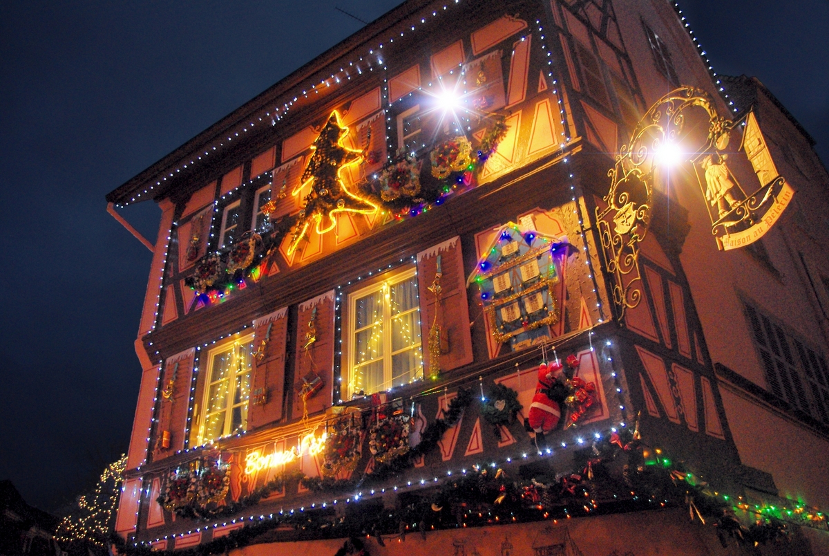 Une décoration abondante sur cette maison de la Grand Rue de Colmar ! © French Moments