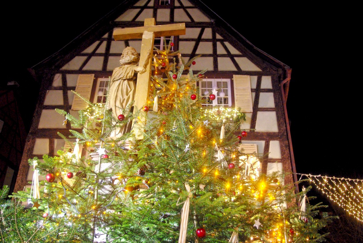 Place de l'église à Noël, Kaysersberg © French Moments