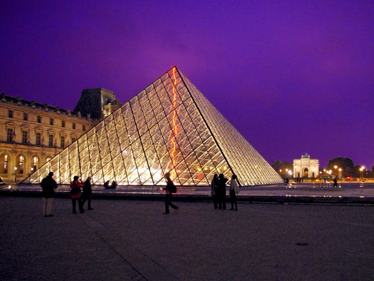 Pyramide Louvre Paris