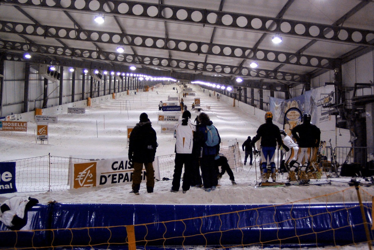 La piste de ski intérieure d'Amnéville sur le site d'un ancien crassier © Tom2 - licence [CC BY-SA 3.0] from Wikimedia Commons
