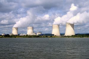 Centrale de Cattenom vue du Lac du Mirgenbach © Bassaar - licence [CC BY-SA 3.0] from Wikimedia Commons