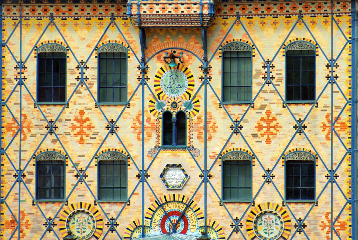 Détail des motifs décoratifs du moulin Saulnier © French Moments