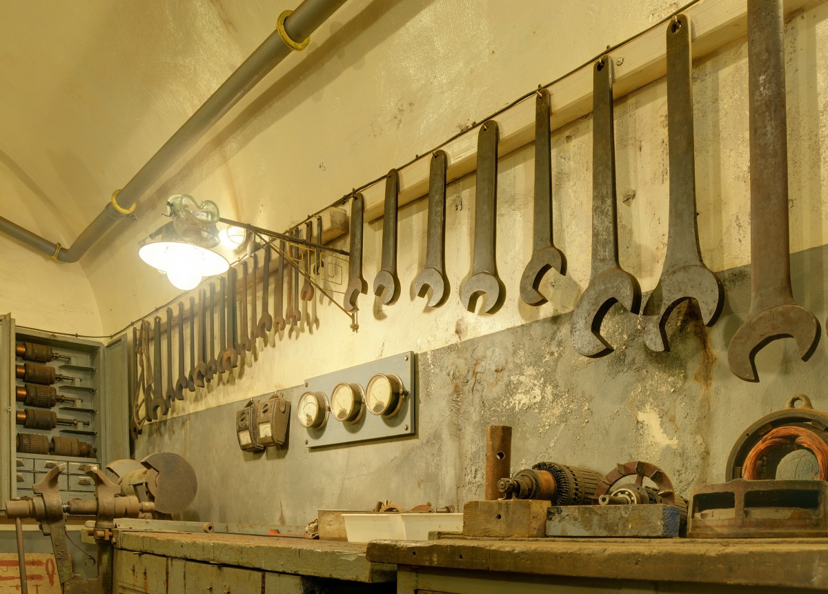 Atelier de réparation électro-mécanique dans le Schoenenbourg © Thomas Bresson - licence [CC BY 3.0] from Wikimedia Commons