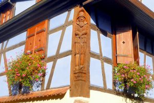 Poteau cornier d'une maison vigneronne à Kientzheim © French Moments