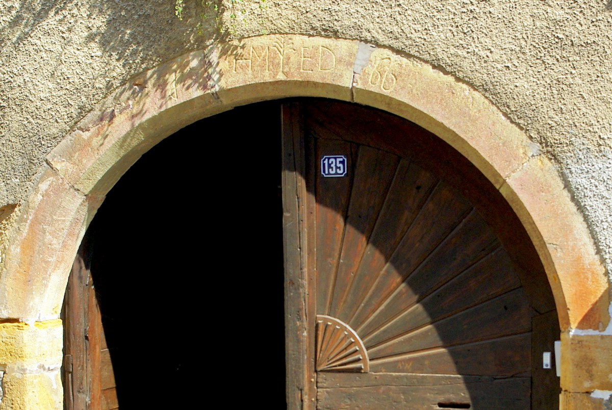 Inscription sur la clef de voûte d'une porte cochère à Niedermorschwihr © French Moments