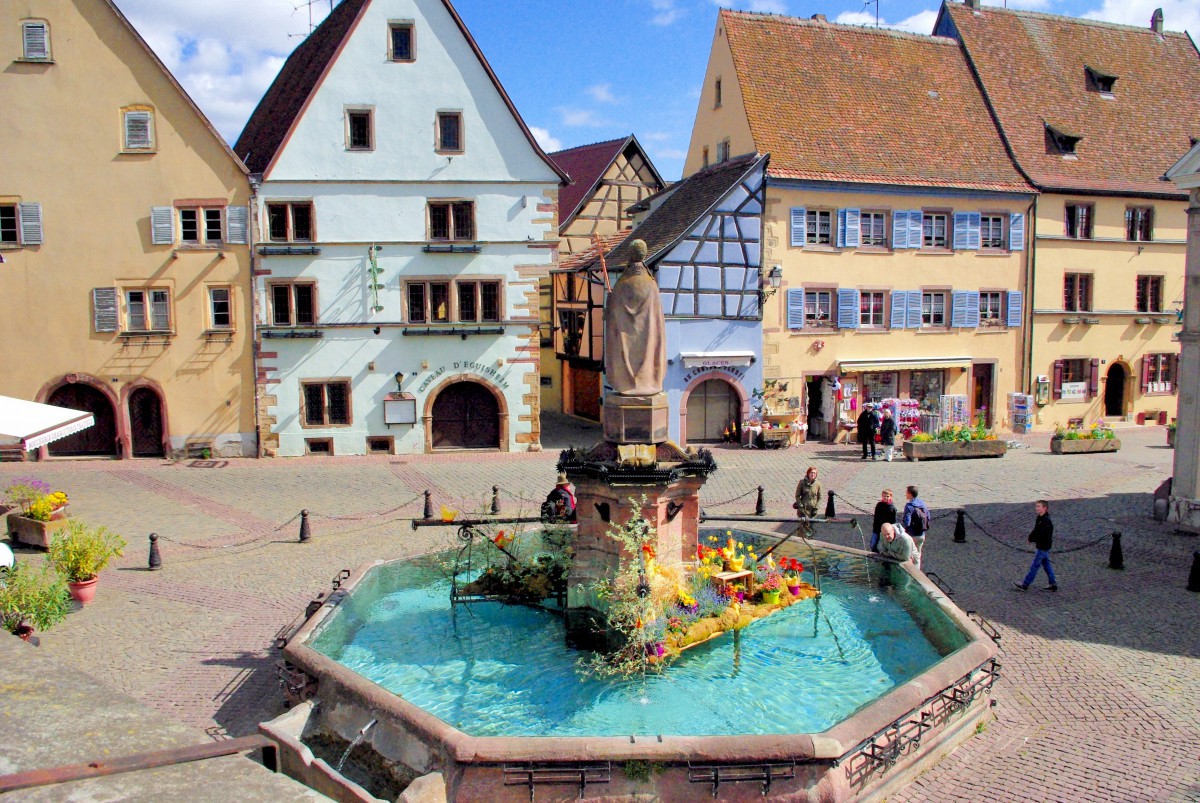 Place du château à Eguisheim © French Moments