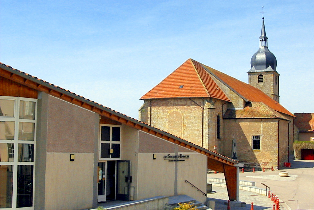 Le musée et l'église de Deneuvre © Cham - licence [CC BY 3.0] from Wikimedia Commons