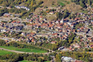 La petite ville d'Aime vue du mont Saint-Jacques © French Moments