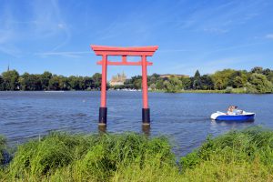 Plan d'eau du Saulcy et le torii © French Moments