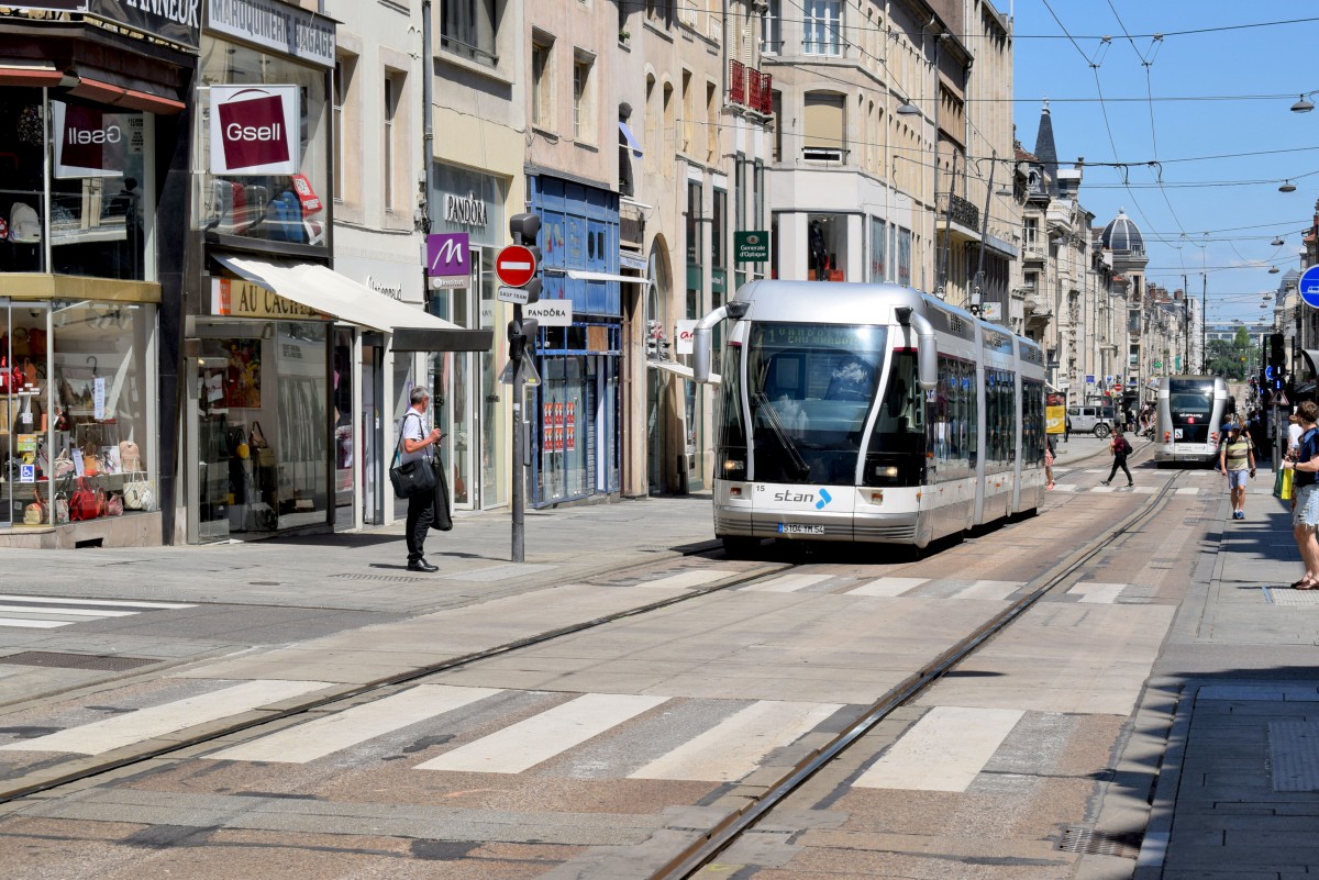 La rue Saint-Jean à Nancy et le tramway © French Moments
