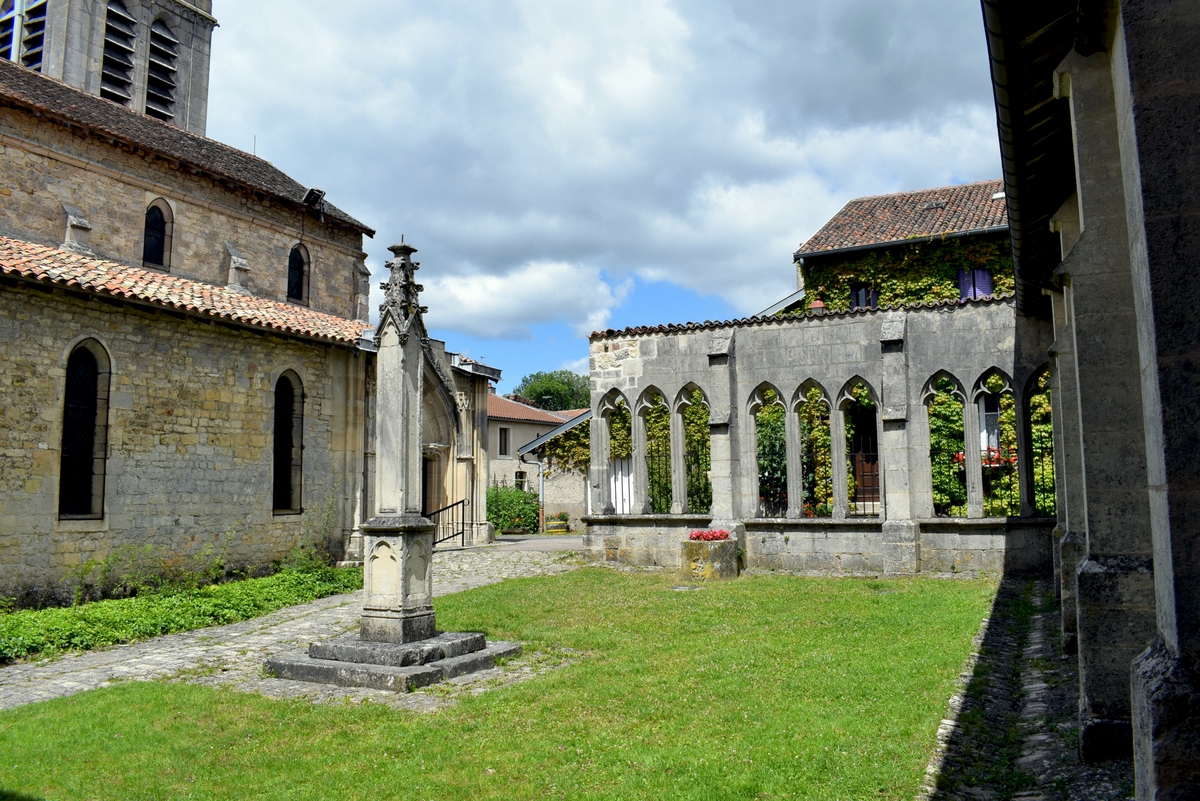 Le cloître de l'église d'Hattonchâtel © French Moments