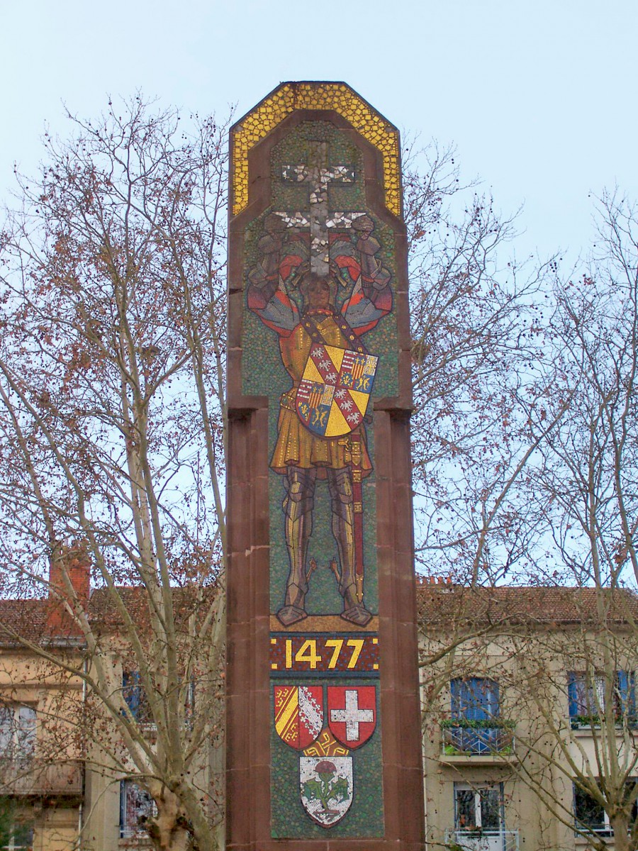 Le monument de la place de la Croix de Bourgogne © Michel Guernier - French Moments