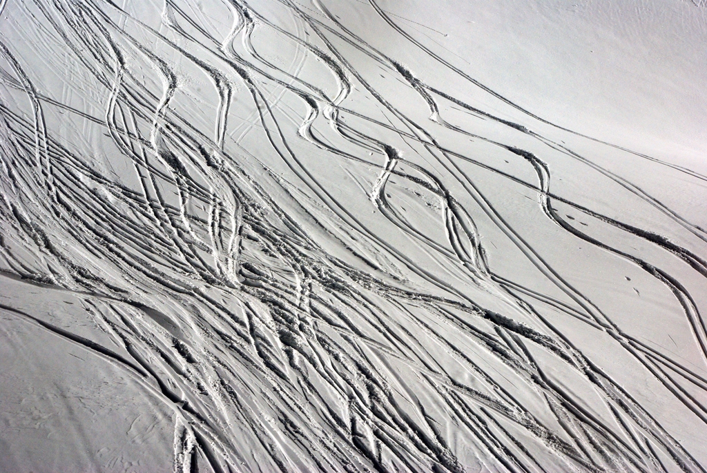 Traces de skieurs sur la descente du glacier de la Chiaupe © French Moments