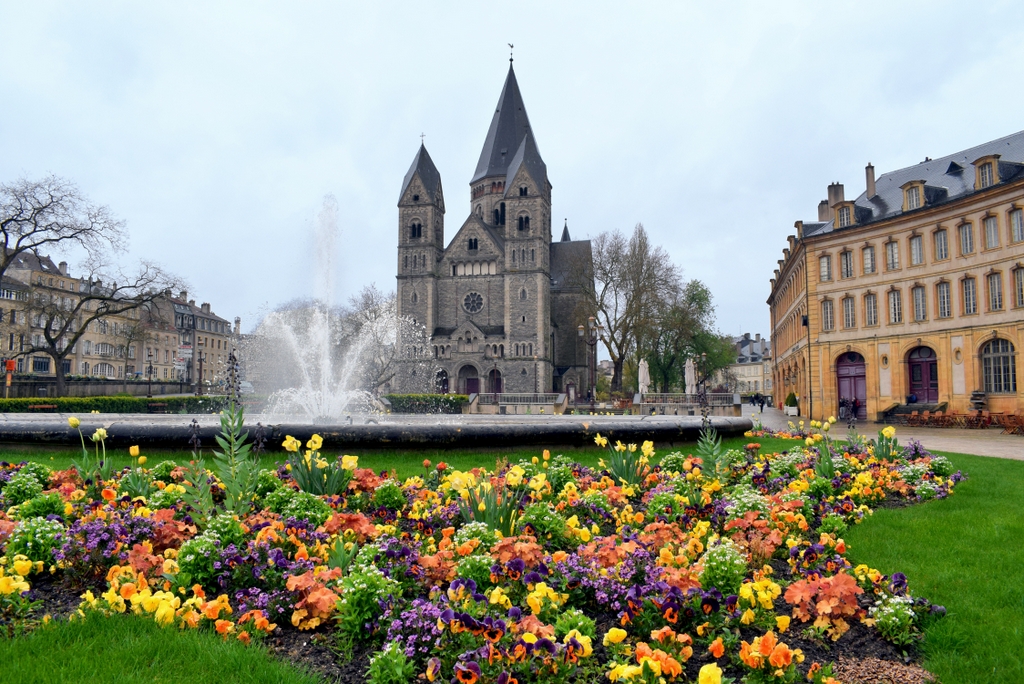 Place de la Comédie et le Temple Neuf © French Moments