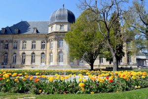Les jardins de l'Hôtel de Ville de Toul au printemps © French Moments