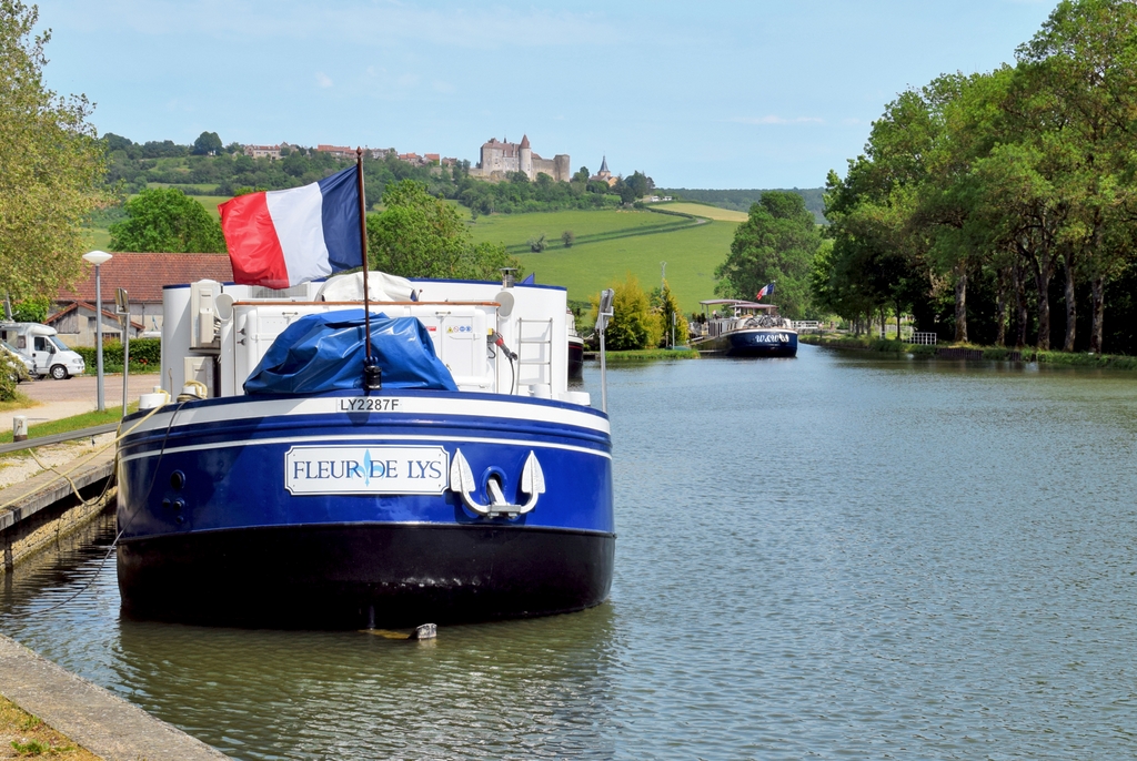 Le canal de Bourgogne à Châteauneuf-en-Auxois © French Moments