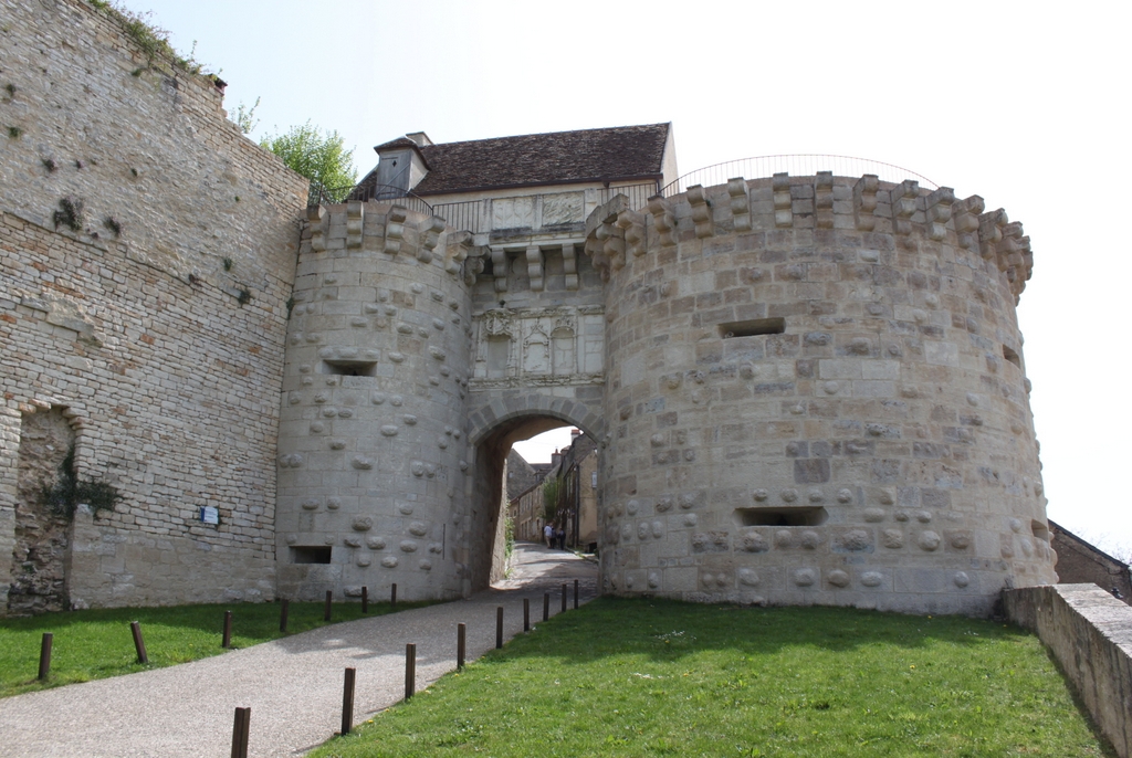 Porte Neuve de Vézelay © Christophe.Finot - licence [CC BY-SA 3.0] from Wikimedia Commons