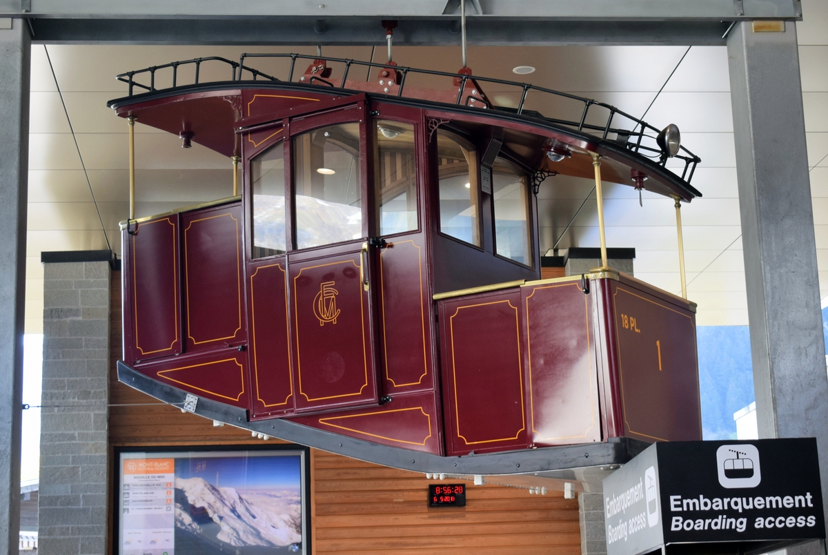 Un des premiers téléphériques exposé à l'intérieur de la gare aval du téléphérique de l'Aiguille du Midi à Chamonix © French Moments