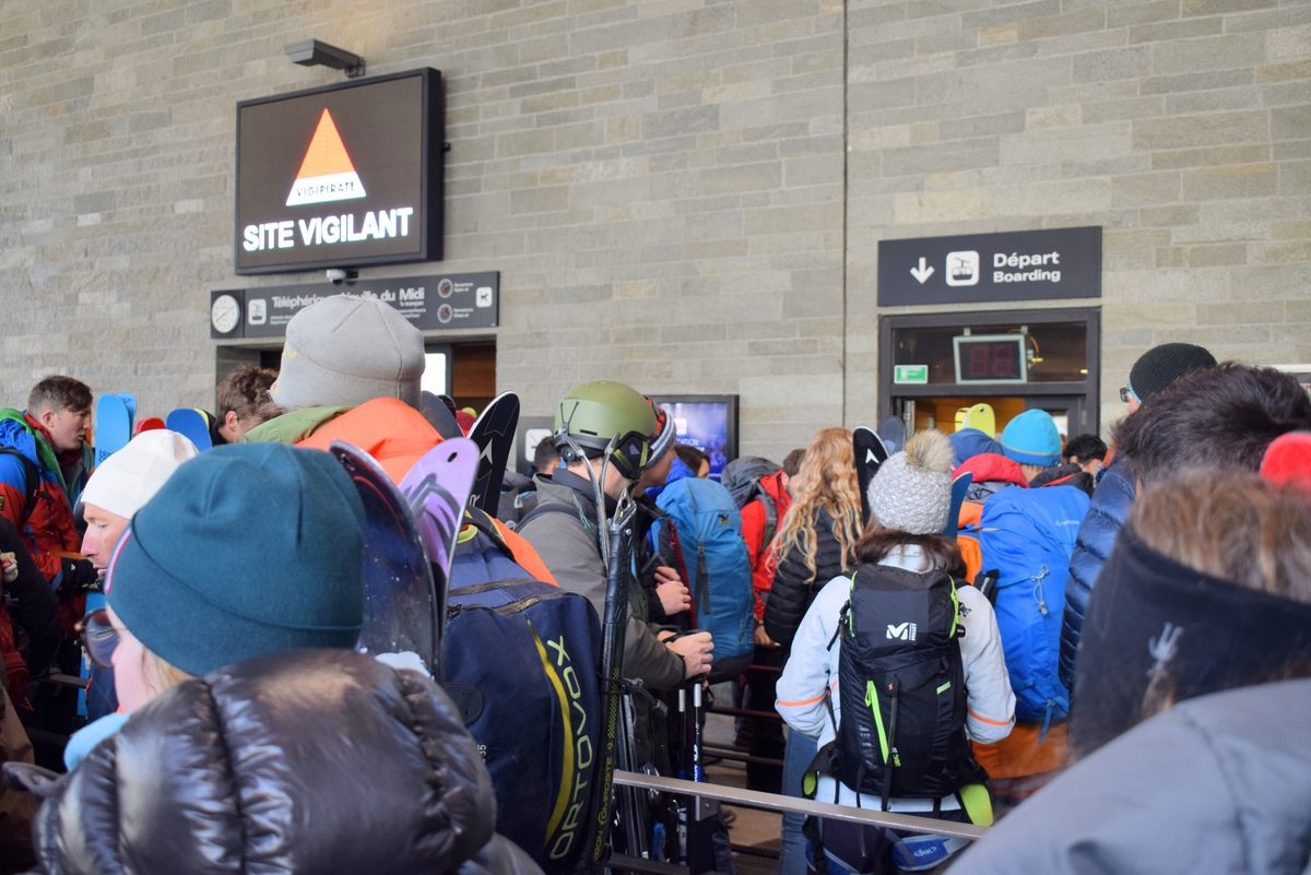 File d'attente à la gare aval du téléphérique de l'Aiguille du Midi de Chamonix © French Moments