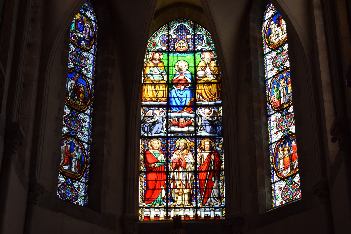 Vitraux à l'intérieur de l'église Saint-Martin de Nolay © French Moments