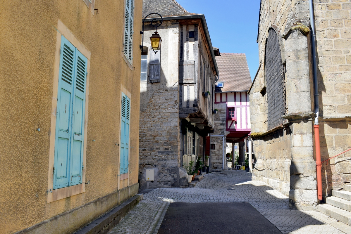 Rue Monge en direction de la place Monge, Nolay © French Moments