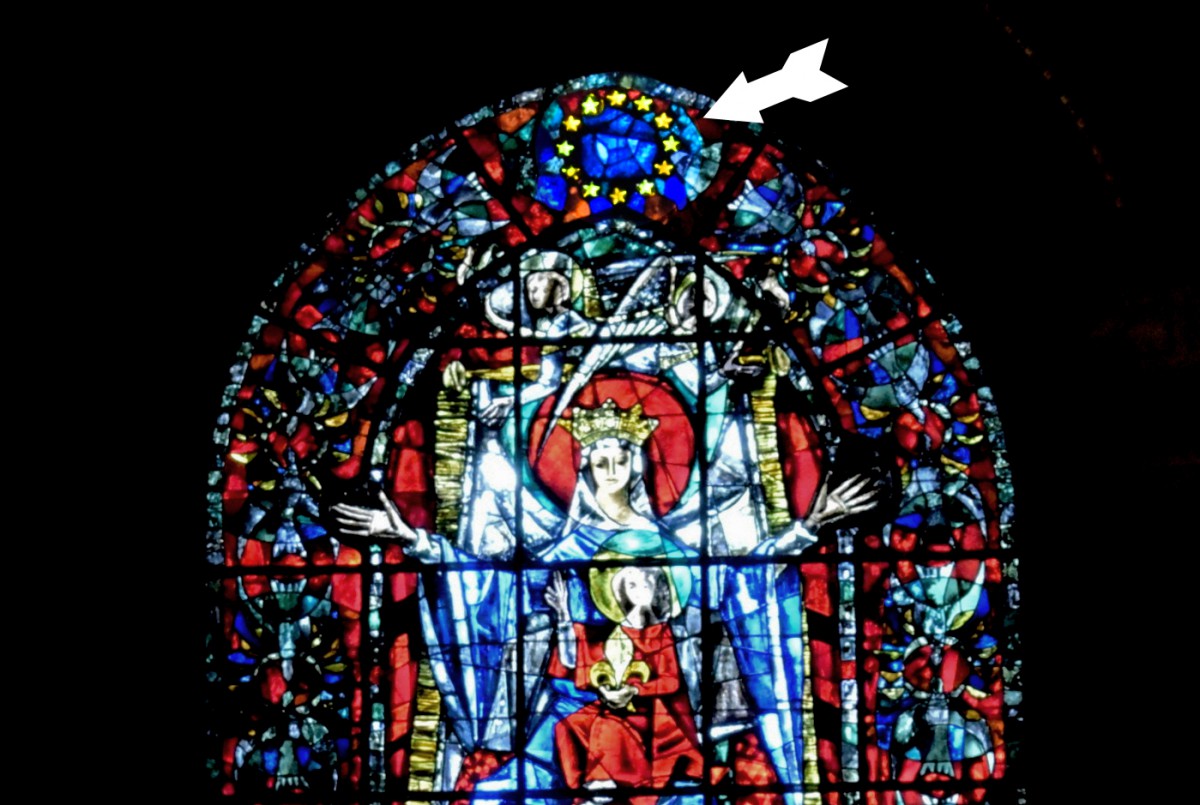Le vitrail du chœur de la cathédrale de Strasbourg avec la représentation du drapeau européen © French Moments
