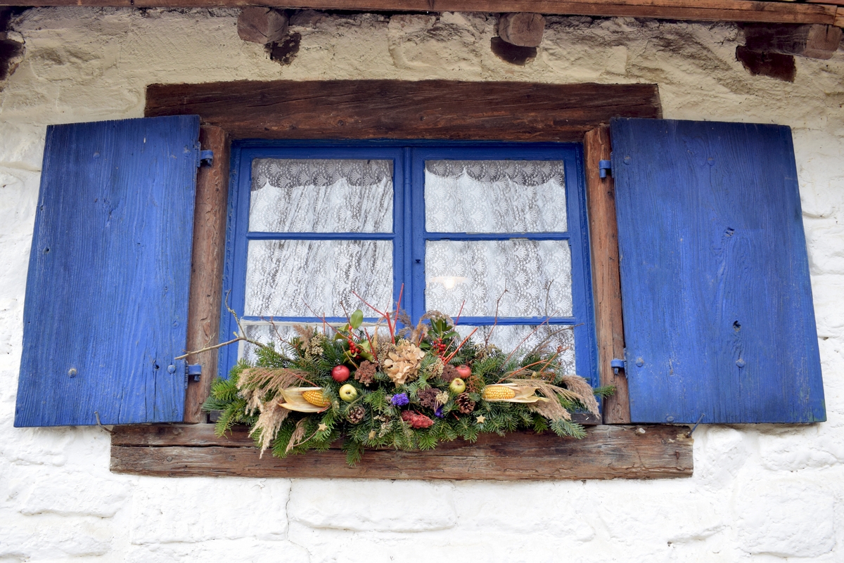 Décoration de Noël au bord d'une fenêtre à l'Écomusée d'Alsace © French Moments