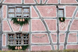 Décoration de Noël au bord d'une fenêtre à l'Écomusée d'Alsace © French Moments