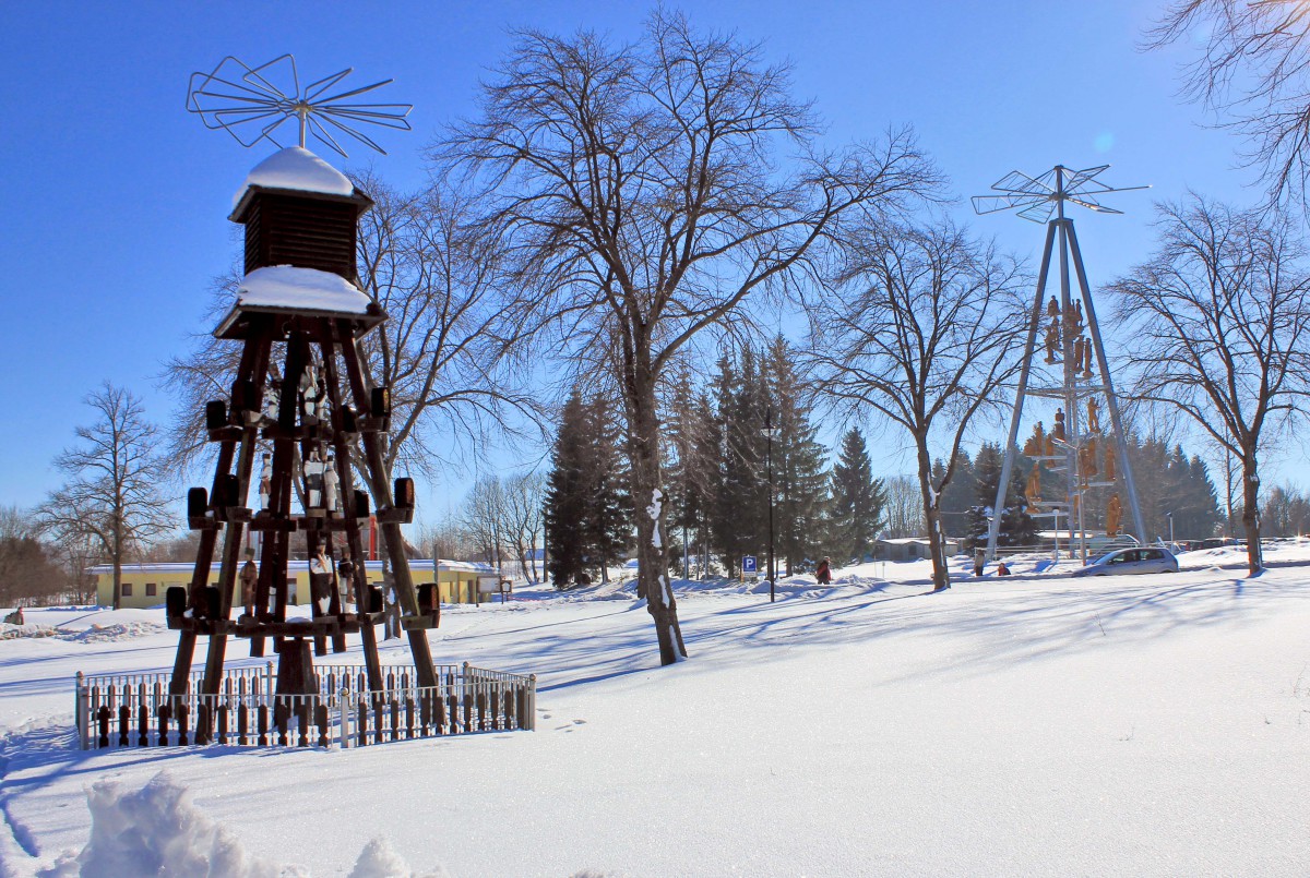 Pyramide de Noël des Monts Métallifères, avec carillon e…