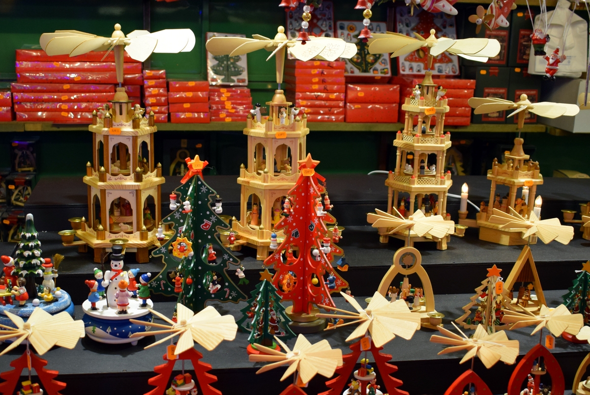 Pyramides de Noël au marché de Noël de Strasbourg © French Moments