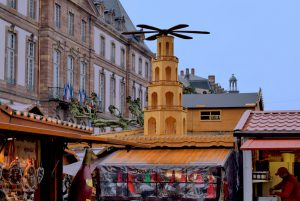 La "petite" pyramide de Noël au marché de Noël de Strasbourg (place Broglie) © French Moments