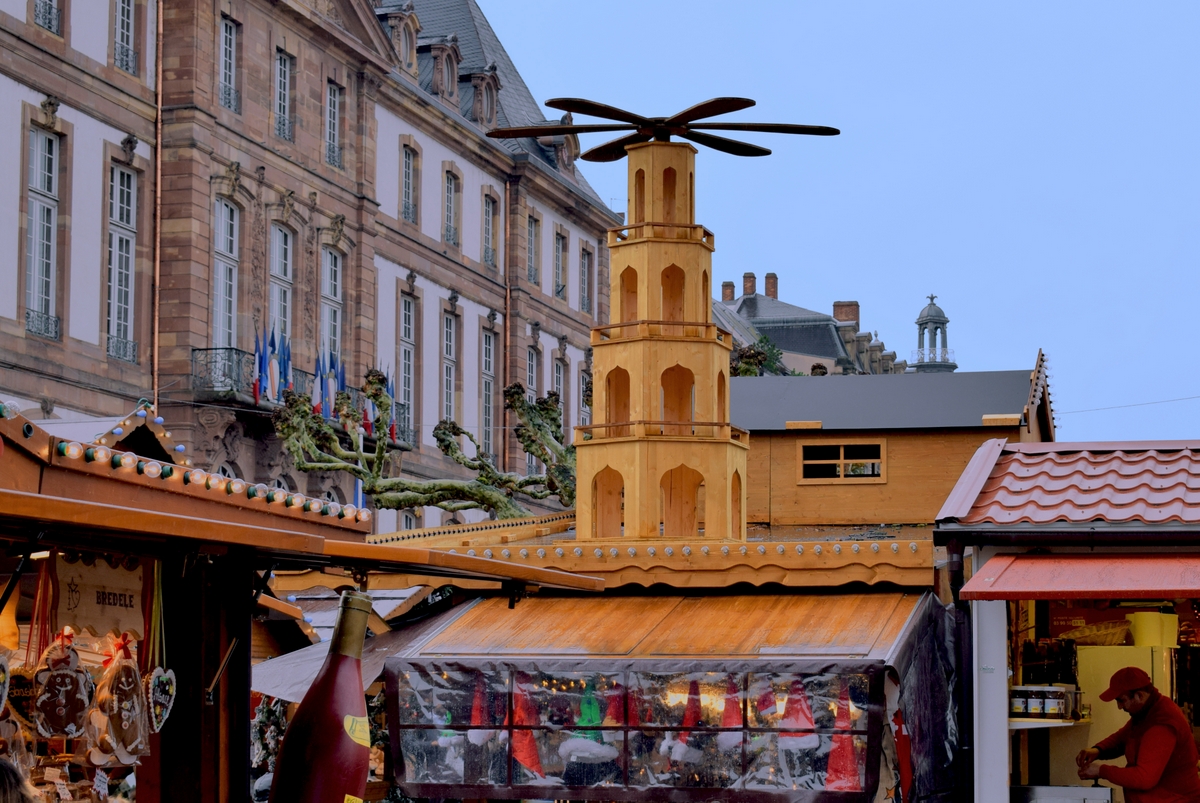 La "petite" pyramide de Noël au marché de Noël de Strasbourg (place Broglie) © French Moments