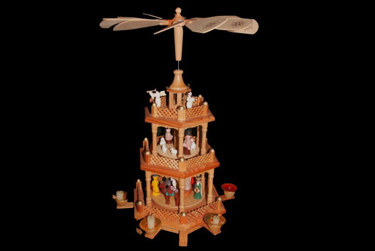 Pyramide de Noël naturelle avec Père Noël pour bougies Pyramide de Noël naturelle avec Père Noël pour bougies